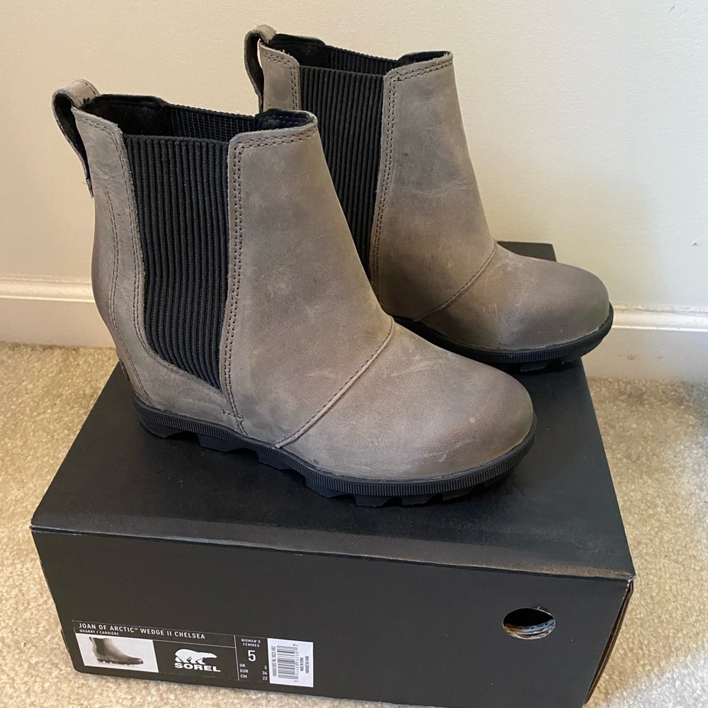 Women’s Sorel boots. Joan of Arctic wedge II Chelsea. Size 5.